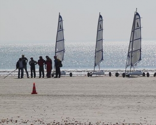  Piloti di vela in sabbia 